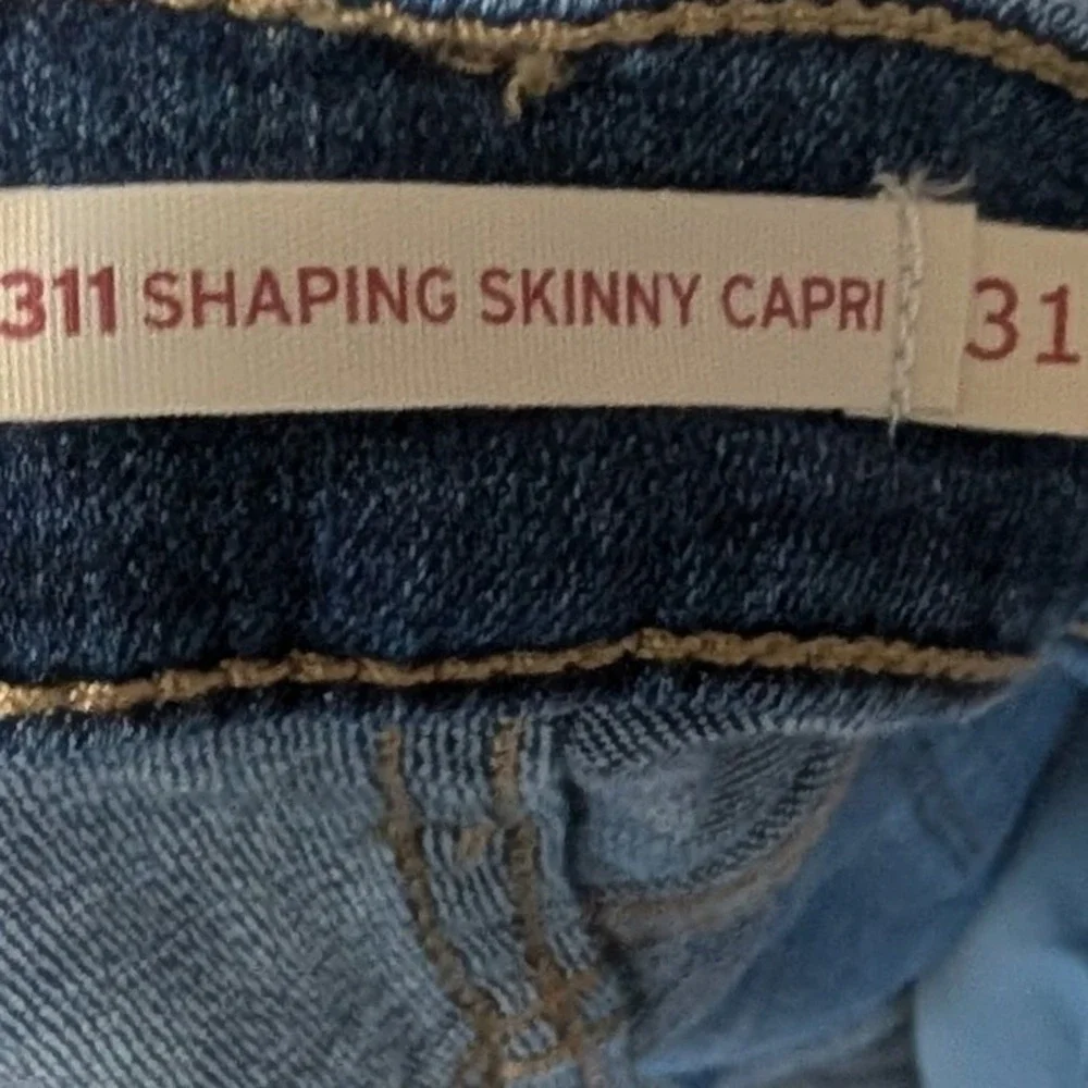 Levis 311 Shaping Skinny Capri Medium Wash Mid Rise Size 31 Denim 33 Waist